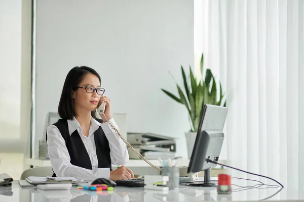 Notarius Publicus Pratar Telefon Med Klienten När Arbetar Kontoret — Stockfoto