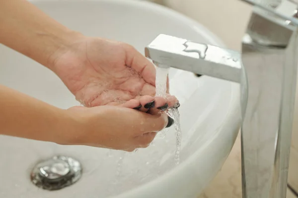 Kvinna Tvätta Händerna Handfat Efter Att Kommit Hem — Stockfoto