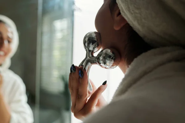 Femme Massage Visage Avec Rouleau Après Application Sérum Hydratant — Photo