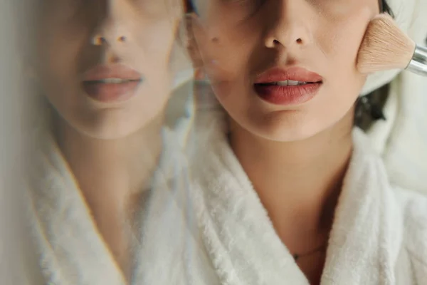 Imagen Recortada Mujer Aplicando Polvo Facial Hacer Maquillaje Por Mañana — Foto de Stock