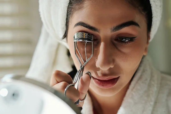 Νεαρή Γυναίκα Που Χρησιμοποιεί Λουριά Βλεφαρίδων Πριν Την Εφαρμογή Μάσκαρα — Φωτογραφία Αρχείου