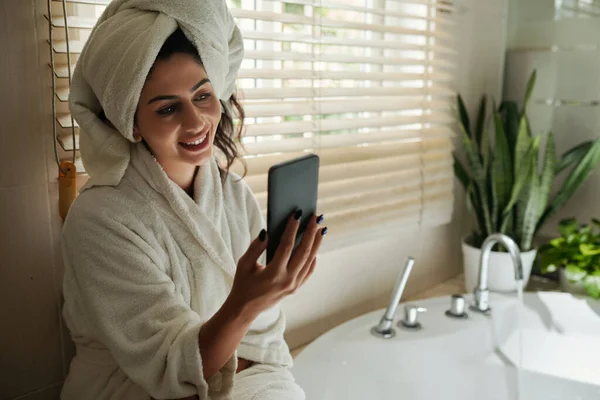 Usmívající Žena Video Volání Nejlepší Přítel Sprchování — Stock fotografie