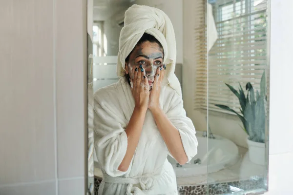 Mujer Joven Lavándose Mascarilla Barro Mirando Espejo —  Fotos de Stock