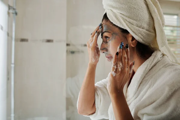 妇女洗掉毛孔清洁木炭面罩 — 图库照片