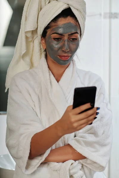 Mladá Žena Uhlíkovou Maskou Tváři Kontrolu Sociálních Médií Smartphonu — Stock fotografie