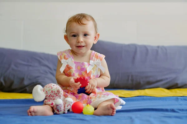 Radosna Dziewczynka Bawiąca Się Zabawkami Łóżku Rodziców — Zdjęcie stockowe