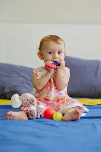 Kislány Szopás Műanyag Játékok Amikor Játszik Szülők Ágyában — Stock Fotó