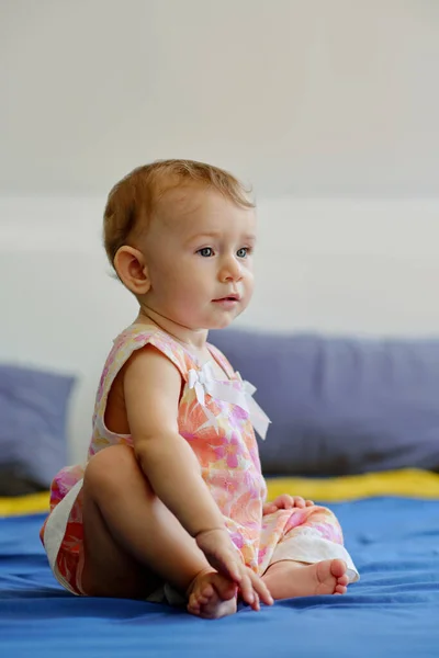 Petite Fille Pensive Robe Coton Assise Sur Lit Ses Parents — Photo