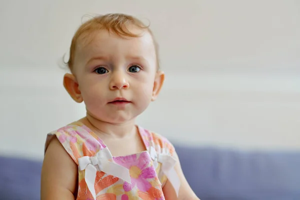 Porträt Eines Kleinen Mädchens Hellen Baumwollkleid Das Die Kamera Blickt — Stockfoto