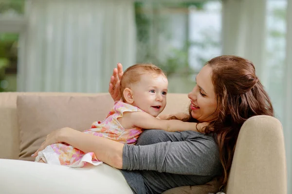 Junge Mutter Ruht Mit Kleiner Tochter Auf Couch — Stockfoto