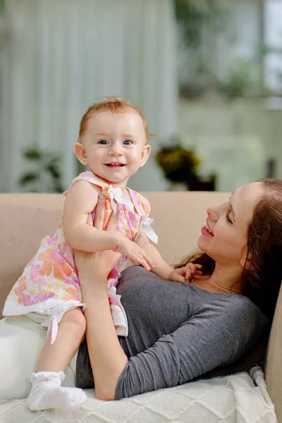 Junge Mutter Spielt Mit Entzückendem Kleinen Mädchen Wenn Sie Auf — Stockfoto