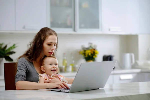 Junge Frau Arbeitet Laptop Kleine Tochter Auf Dem Schoß — Stockfoto