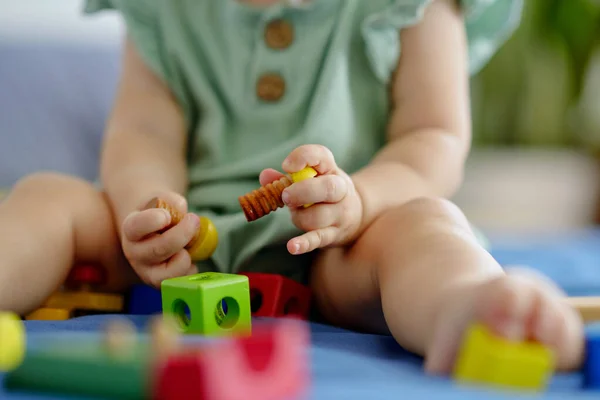 Yatakta Oturan Tahta Bloklarla Oynayan Küçük Kızın Yakın Plan Görüntüsü — Stok fotoğraf
