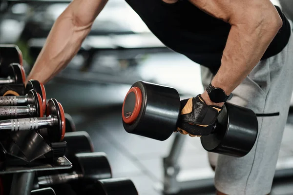 Imagem Cortada Homem Forte Levantando Haltere Fazer Exercício Para Bíceps — Fotografia de Stock