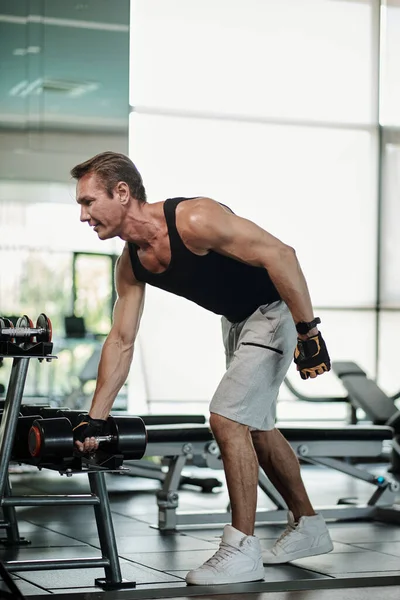 Sportler Nimmt Hantel Aus Dem Gepäckträger Übung Mit Gewichten Machen — Stockfoto
