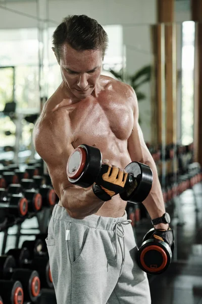 体操比赛中脱汗衫的成年男子屈臂肌 — 图库照片