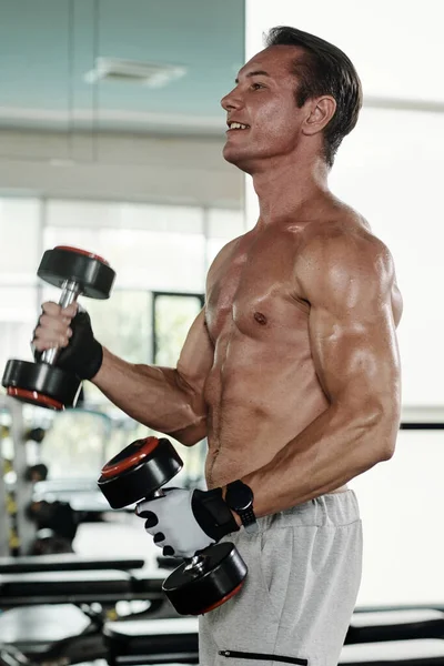 Shirtlos Fitter Reifer Mann Beim Training Fitnessstudio Vor Dem Spiegel — Stockfoto