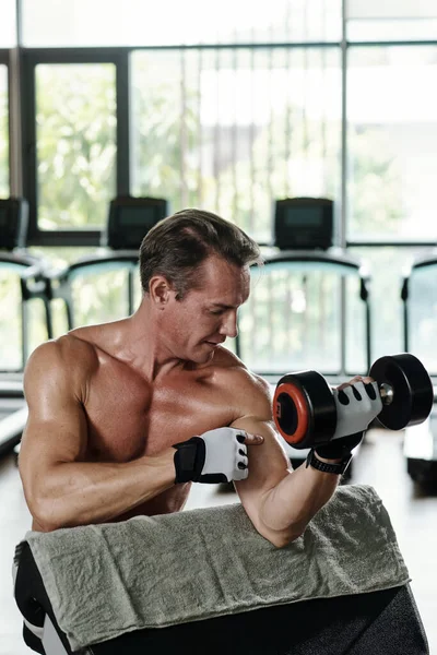 Odpowiedni Muskularny Mężczyzna Pracujący Nad Mięśniami Bicepsów Podczas Wykonywania Ćwiczeń — Zdjęcie stockowe