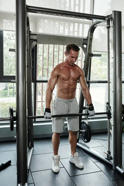Shirtless Muskulösen Reifen Mann Immer Bereit Kreuzheben Übung Der Turnhalle — Stockfoto