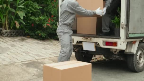 회사에서 일하는 작업복을 트럭에서 상자를 내리는 아시아의 — 비디오