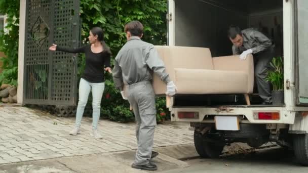 Tiro Completo Profissionais Serviços Móveis Transportando Sofá Juntos Partir Caminhão — Vídeo de Stock
