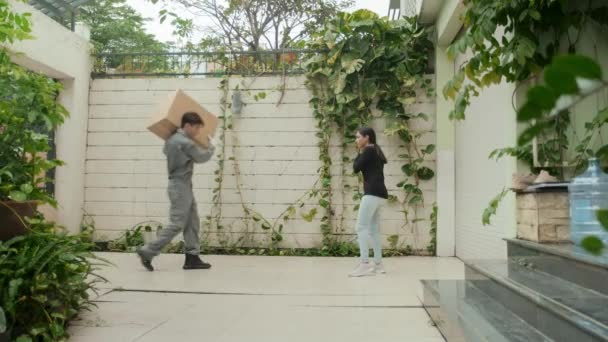 Asyalı Sahipleri Onları Kontrol Ederken Servis Işçilerinin Evin Bahçesine Kutu — Stok video