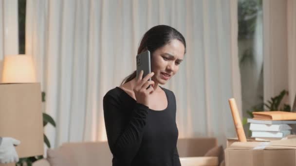 Tiro Médio Uma Jovem Mulher Sala Estar Conversando Telefone Celular — Vídeo de Stock