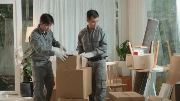 Filmagem Completa Dois Colegas Asiáticos Uniforme Luvas Embalando Coisas Caixas — Vídeo de Stock