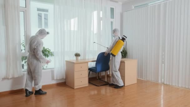Tiro Comprimento Total Dois Trabalhadores Serviço Limpeza Macacões Proteção Limpando — Vídeo de Stock