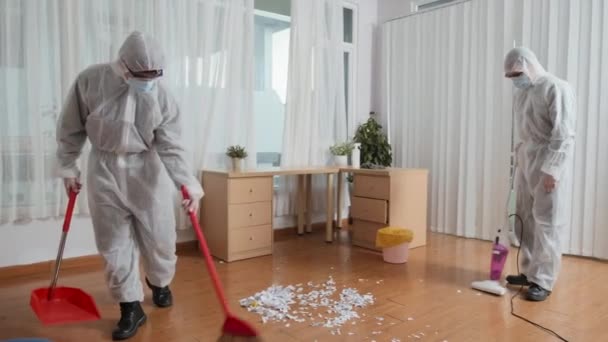 Fotografie Completă Doi Lucrători Curățenie Salopete Protecție Măști Ochelari Protecție — Videoclip de stoc