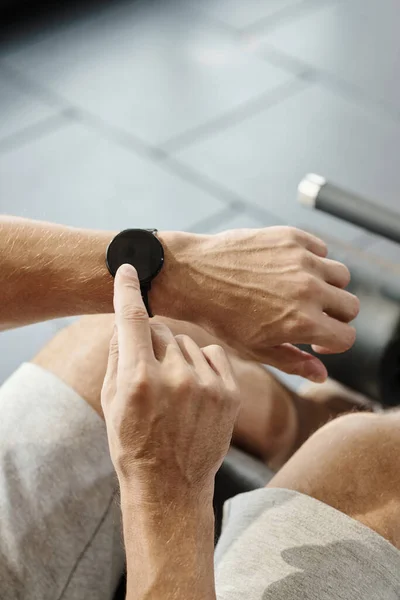 Manos Del Deportista Comprobando Reloj Inteligente Para Rastrear Actividad —  Fotos de Stock