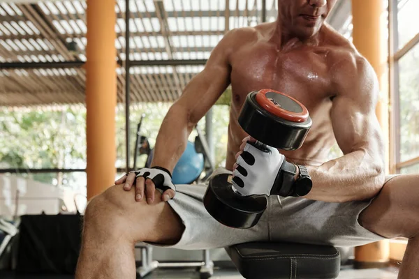 Ausgeschnittenes Bild Eines Verschwitzten Muskulösen Mannes Der Mit Hanteln Trainiert — Stockfoto