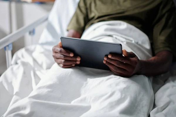 병원에서 부상으로 침대에 디지털 태블릿을 사용하는 군인의 — 스톡 사진