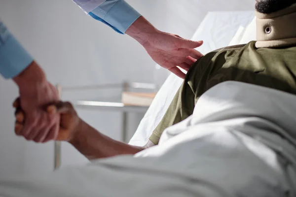 병원에서 침대에 의사가 환자와 악수하고 지지하는 모습을 클로즈업 — 스톡 사진