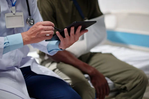 Close Médico Usando Comprimido Digital Conversando Com Paciente Enquanto Eles — Fotografia de Stock
