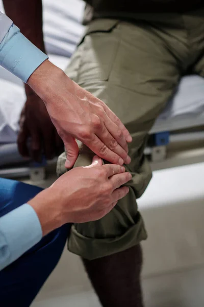 Imagem Vertical Médico Examinando Perna Soldado Durante Sua Visita Hospital — Fotografia de Stock