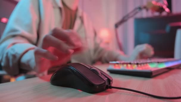 无法辨认的年轻玩家夜间在家玩电脑游戏时操作鼠标和键盘时的闭锁 — 图库视频影像