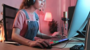 Gece geç saatlerde arkadaşlarıyla bilgisayar oyunu oynarken kulaklıklı beyaz kız belini kaldırdı.