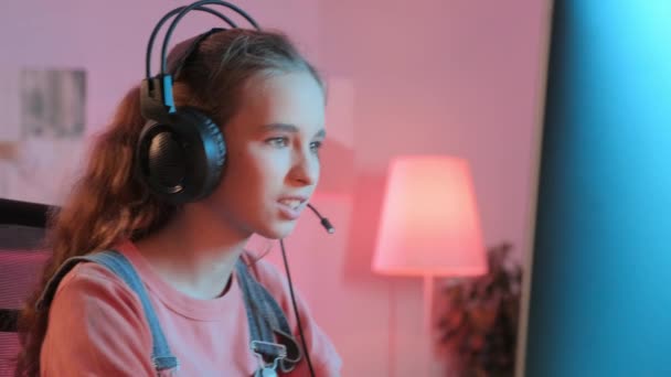 Груди Щасливої Кавказької Дівчини Підлітка Ігрових Навушниках Виграють Комп Ютерній — стокове відео