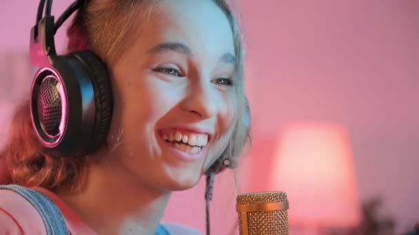Médio Close Adolescente Caucasiana Animado Fones Ouvido Jogos Falando Microfone — Vídeo de Stock