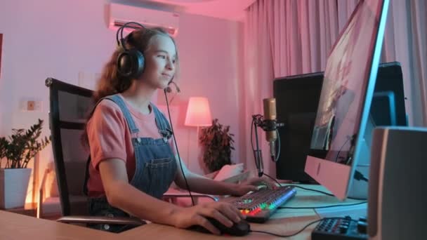 Talje Spændte Kaukasiske Gamer Pige Spiller First Person Shooter Spil – Stock-video