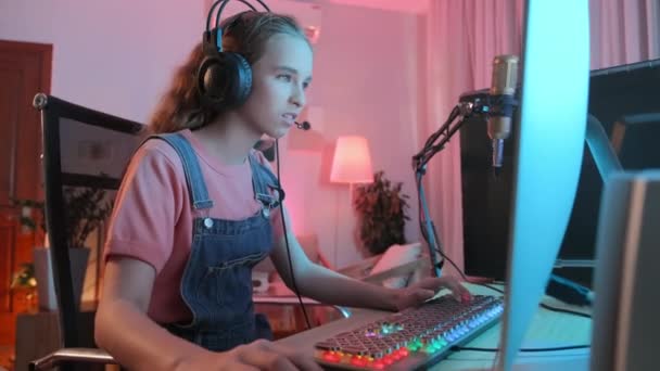 Средний Снимок Кавказской Девочки Подростка Расстроенной После Неудачи Компьютерной Игре — стоковое видео