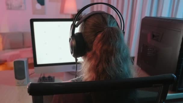 Visszapillantás Tizenéves Lány Szerencsejáték Fejhallgató Játszik Számítógépes Játék Éjjel — Stock videók