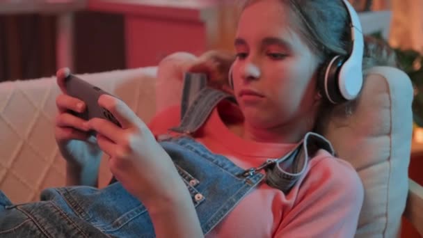 Caucásico Adolescente Descansando Sofá Habitación Jugando Juego Teléfono Inteligente — Vídeos de Stock