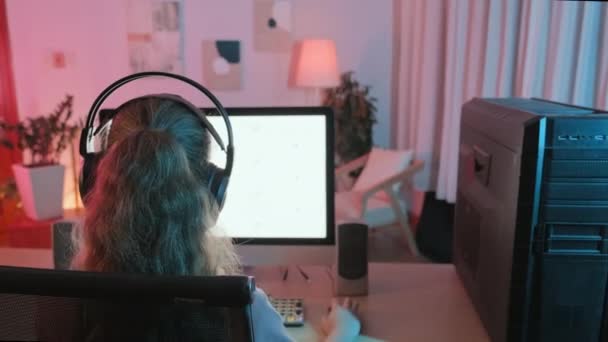 Geceleyin Evde Bilgisayar Başında Oynayan Kulaklıklı Bir Kızın Arka Plan — Stok video