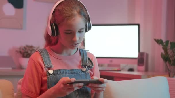 Cintura Para Cima Menina Zoomer Caucasiano Jogando Jogo Seu Smartphone — Vídeo de Stock