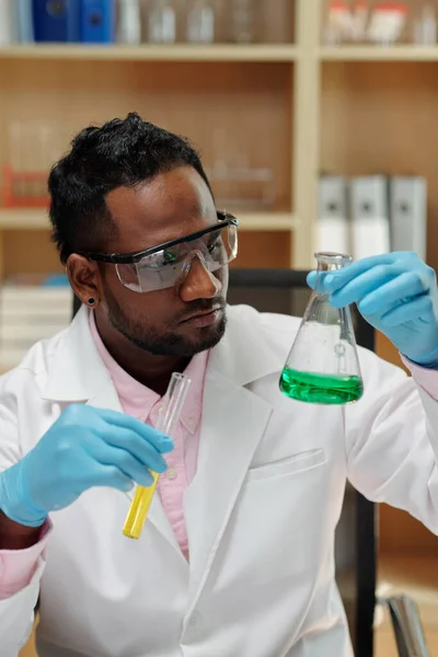 Scientifique Afro Américain Blouse Laboratoire Gants Protection Lunettes Assis Devant — Photo