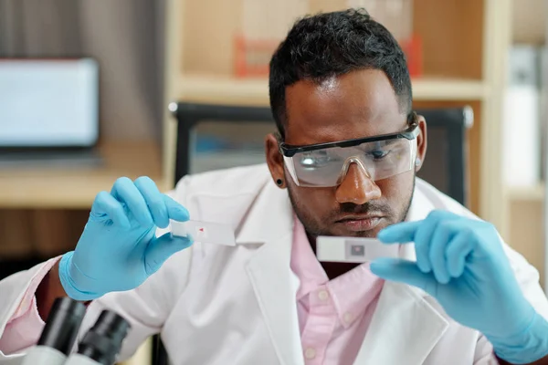 Junge Ernstzunehmende Männliche Wissenschaftler Laborkittel Schutzhandschuhen Und Brille Beim Anblick — Stockfoto