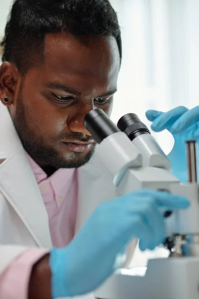Jeune Microbiologiste Masculin Dans Des Gants Protection Étudiant Nouveau Virus — Photo