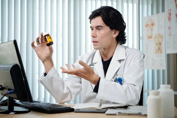Kendine Güvenen Erkek Klinisyen Bilgisayar Ekranındaki Hastaya Yeni Haplar Öneriyor — Stok fotoğraf